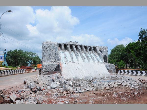 వైయస్ విగ్రహం తొలగింపు