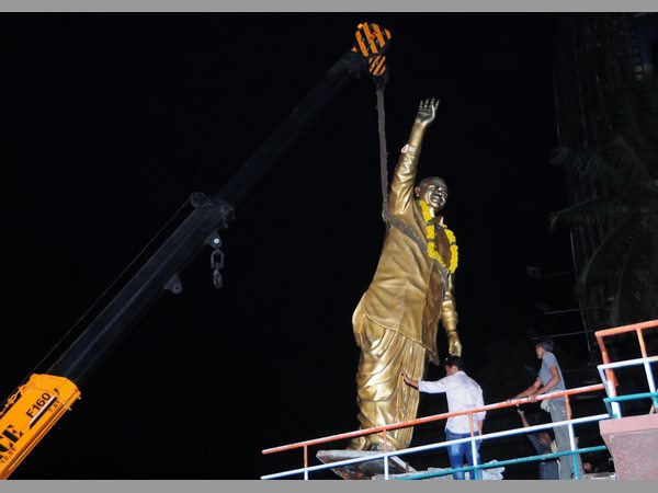 వైయస్ విగ్రహం తొలగింపు