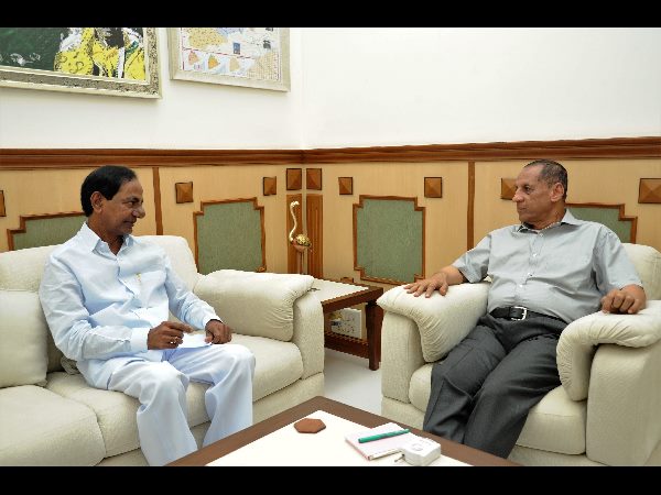 KCR meets governor, discusses projects