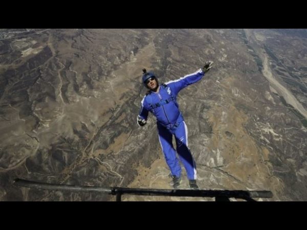  పారాచూట్ లేకుండా 25వేల ఎత్తు నుంచి దూకేశాడు