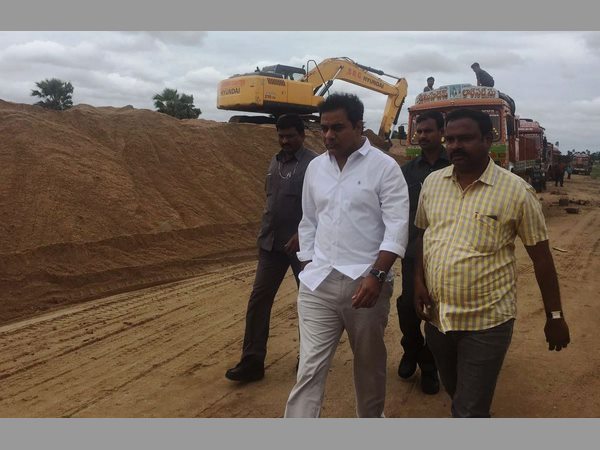  కాన్వాయ్ పక్కనపెట్టి పోలీసు వాహనంలో కేటీఆర్ తనిఖీలు