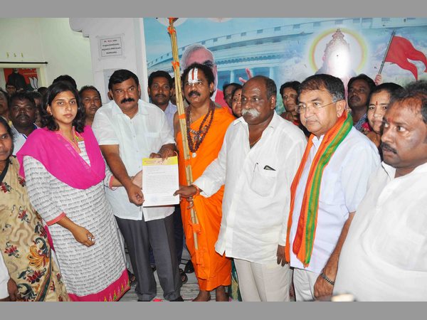 ఏపీకి ప్రత్యేకహోదా: పీఠాధిపతి అవతారం ఎత్తిన టీడీపీ ఎమ్మెల్యే ఏపీకి ప్రత్యేకహోదా: పీఠాధిపతి అవతారం ఎత్తిన టీడీపీ ఎమ్మెల్యే