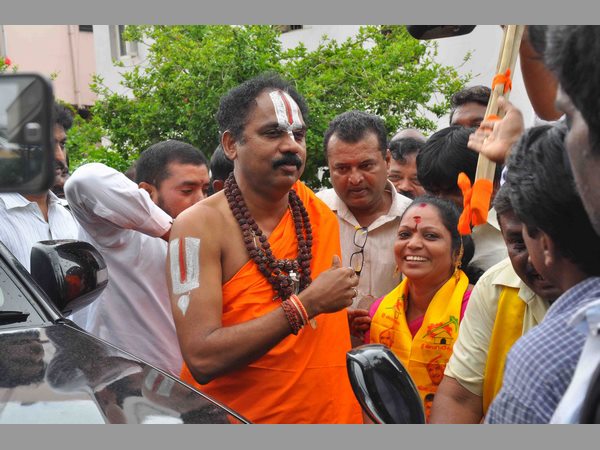 ఏపీకి ప్రత్యేకహోదా: పీఠాధిపతి అవతారం ఎత్తిన టీడీపీ ఎమ్మెల్యే ఏపీకి ప్రత్యేకహోదా: పీఠాధిపతి అవతారం ఎత్తిన టీడీపీ ఎమ్మెల్యే