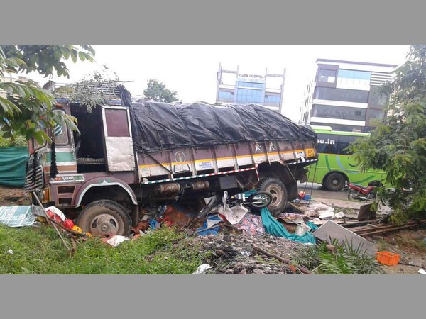 ముగ్గురి ప్రాణం తీసిన లారీ