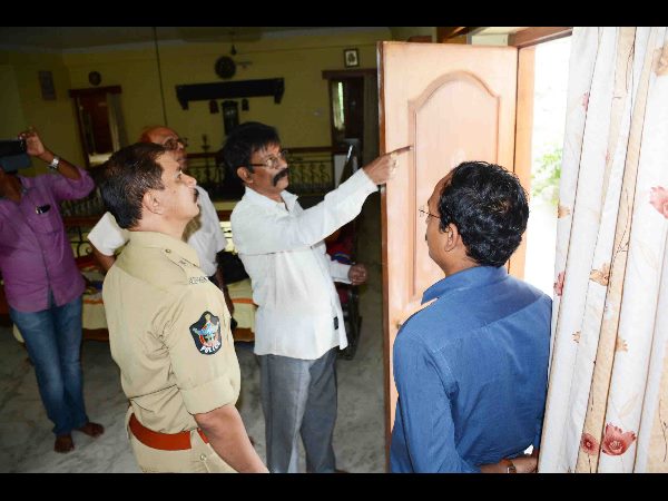  వైజాగ్ క్రైమ్స్ : విశాలక్ష్మీనగర్ లో భారీ బంగారం చోరీ, దొరికిన బైక్ దొంగ