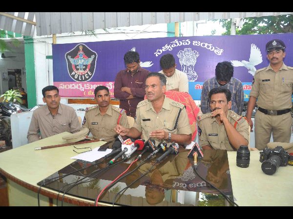 మీడియా ముందు 