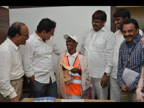  16 ఏళ్ల సర్వీసులో ఒక్కరోజు కూడా సెలవు తీసుకోలేదు?: కేటీఆర్ ఆశ్చర్యం