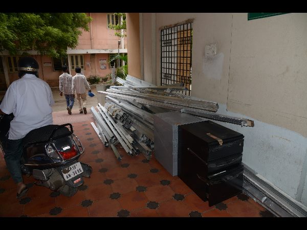 విభజన అక్కసు: లెట్రిన్ డోర్లు బద్దలు కొట్టిన ఏపీ ఉద్యోగులు 