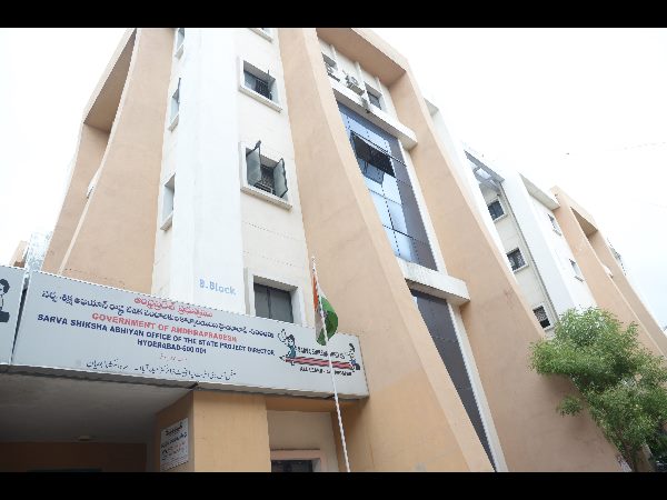 విభజన అక్కసు: లెట్రిన్ డోర్లు బద్దలు కొట్టిన ఏపీ ఉద్యోగులు 