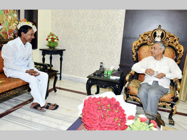 రాజ్‌‌భవన్‌లో సుప్రీం సీజేఐతో కేసీఆర్ భేటీ