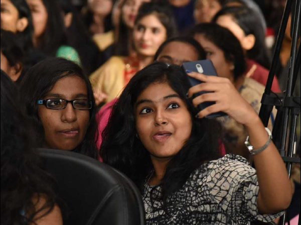 సెల్ఫీల జోరు