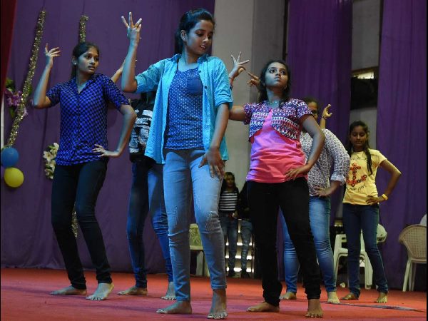 విద్యార్థుల నృత్యం