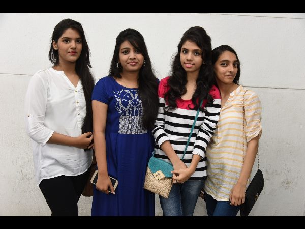 విద్యార్థినుల సందడి