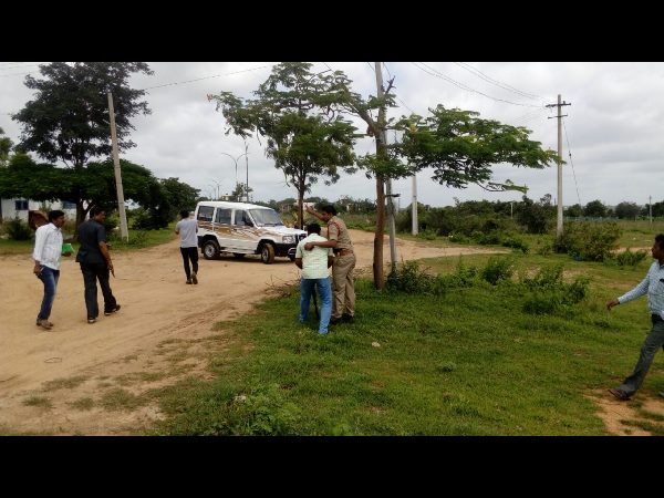 ఖాళీ చేయిస్తున్న పోలీసులు