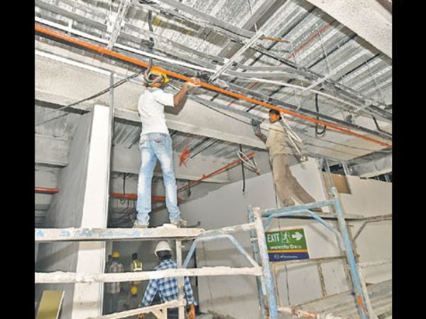 వెలగపూడిలో ఉద్యోగుల కష్టాలు: చంద్రబాబు తొందపడ్డారా? వెలగపూడిలో ఉద్యోగుల కష్టాలు: చంద్రబాబు తొందపడ్డారా?