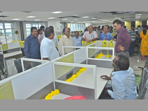 వెలగపూడిలో ఉద్యోగుల కష్టాలు: చంద్రబాబు తొందపడ్డారా? వెలగపూడిలో ఉద్యోగుల కష్టాలు: చంద్రబాబు తొందపడ్డారా?