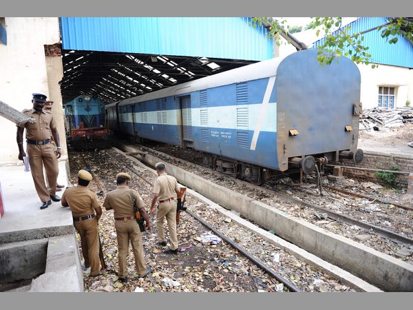  చెన్నైలో రైలు పైకప్పుకు రంధ్రం చేసి రూ. 342 కోట్ల చోరీ