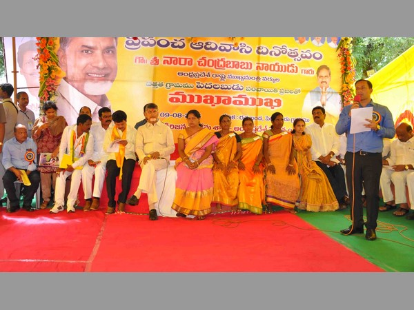 గిరిజన మహిళలతో కలిసి చంద్రబాబు థింసా నృత్యం 