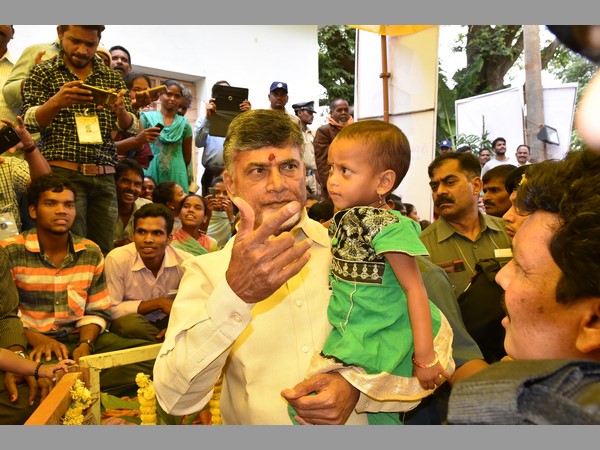 గిరిజన మహిళలతో కలిసి చంద్రబాబు థింసా నృత్యం 
