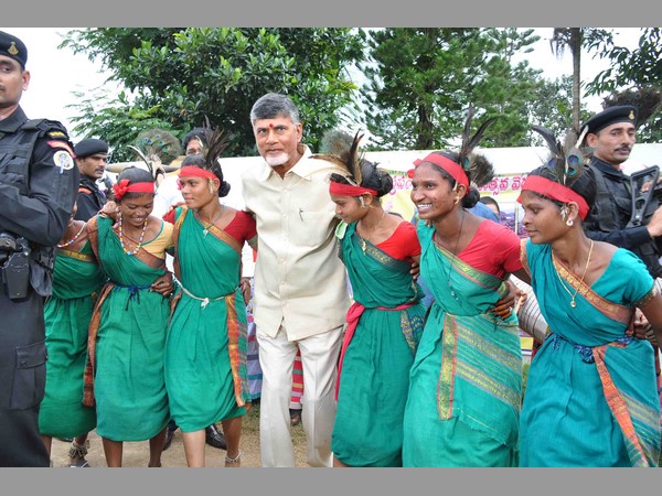 గిరిజన మహిళలతో కలిసి చంద్రబాబు థింసా నృత్యం 