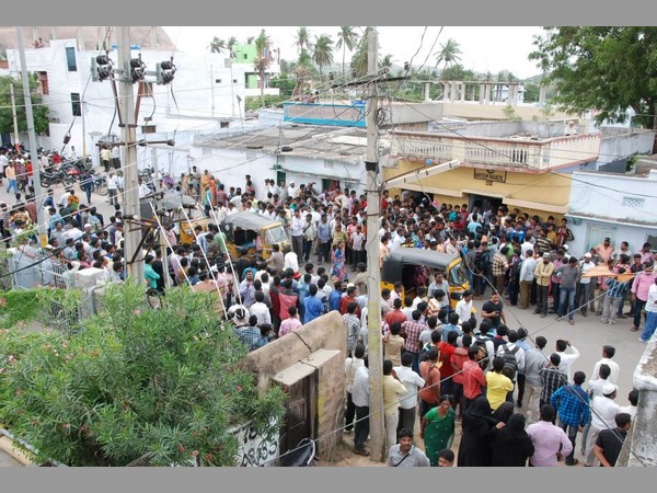 మృతదేహాన్ని చూసేందుకు వచ్చిన జనం 