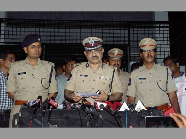 నయీంను ప్రోత్సహించిన పోలీసులు