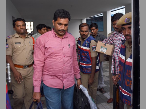 నయీం ఇంట్లో అత్యాధునిక ఆయుధాలు