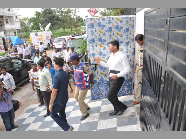 నయీంతో పోలీసులకు సంబంధాలు