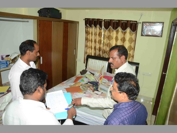 కూలీగా మొదలెట్టి, కోట్లు సంపాదించాడు 