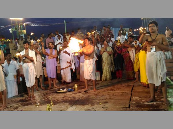 కేసీఆర్ పుష్కర స్నానం