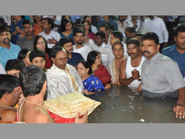  కేసీఆర్ పుష్కర స్నానం