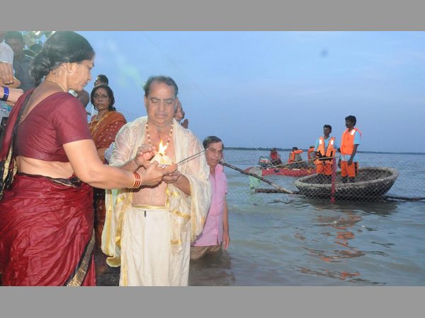 కేసీఆర్ పుష్కర స్నానం