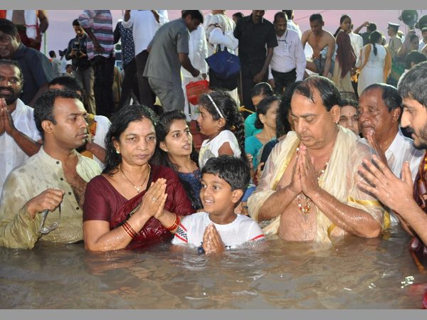 కేసీఆర్ పుష్కర స్నానం