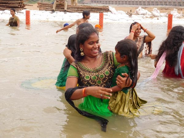  తొలిరోజు వెల వెల: రెండో రోజుకు కృష్ణా పుష్కరాలు