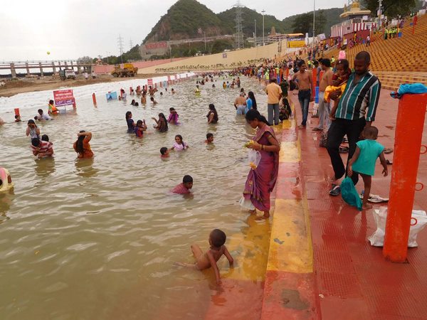 తొలిరోజు వెల వెల: రెండో రోజుకు కృష్ణా పుష్కరాలు