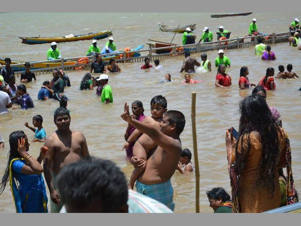 తొలిరోజు వెల వెల: రెండో రోజుకు కృష్ణా పుష్కరాలు