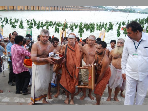  తొలిరోజు వెల వెల: రెండో రోజుకు కృష్ణా పుష్కరాలు