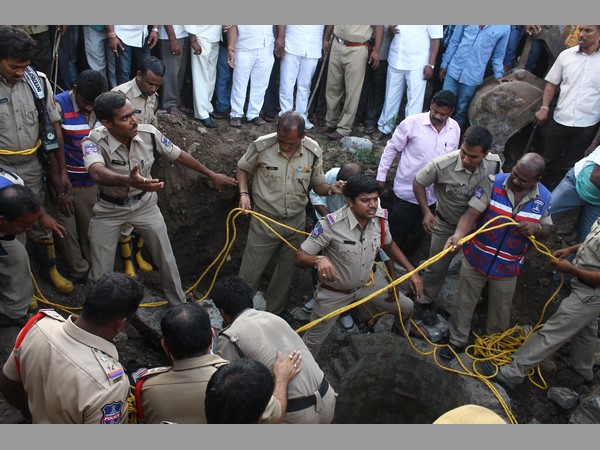 నలుగురి ప్రాణాలు తీసిన మ్యాన్ హోల్ నలుగురి ప్రాణాలు తీసిన మ్యాన్ హోల్