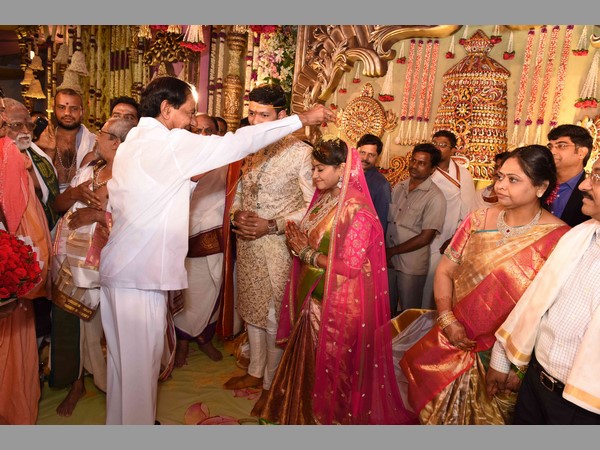మనవడి పెళ్లికి జగన్: రోశయ్య-కేసీఆర్ ముచ్చట్లు (పిక్చర్స్)