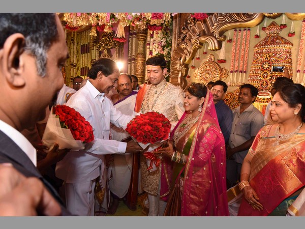 మనవడి పెళ్లికి జగన్: రోశయ్య-కేసీఆర్ ముచ్చట్లు (పిక్చర్స్)