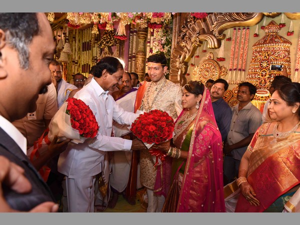 మనవడి పెళ్లికి జగన్: రోశయ్య-కేసీఆర్ ముచ్చట్లు (పిక్చర్స్)