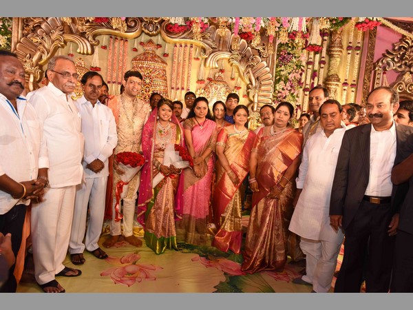 మనవడి పెళ్లికి జగన్: రోశయ్య-కేసీఆర్ ముచ్చట్లు (పిక్చర్స్)