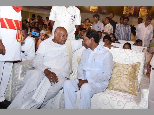 మనవడి పెళ్లికి జగన్: రోశయ్య-కేసీఆర్ ముచ్చట్లు (పిక్చర్స్)