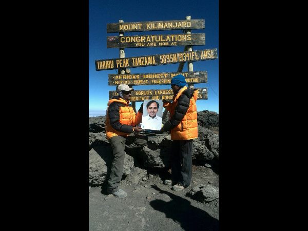 కెసిఆర్ చిత్రపటంతో..