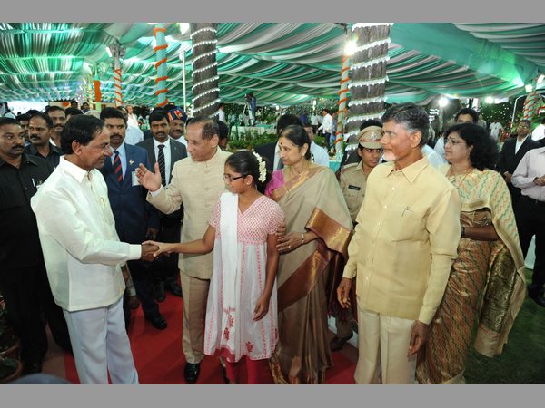  కరచాలనాలు