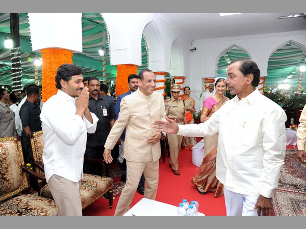  ఎట్ హోంకు పలువురు హాజరు