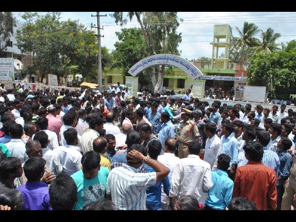 ఆస్పత్రి వద్ద గుమిగూడిన జనం