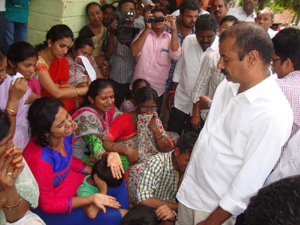 రోదిస్తున్న కుటుంబసభ్యులు
