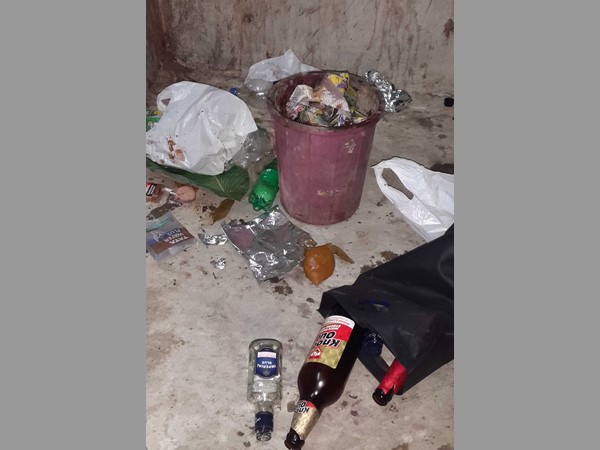 గదిలో మద్యం బాటిళ్లు