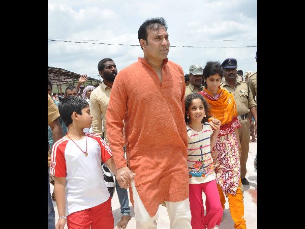 కుటుంబంతో కలిసి లక్ష్మణ్